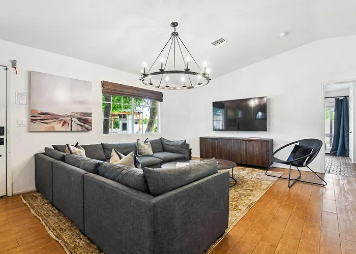 Luxe Desert Compound Private Heated Pool Holiday home *